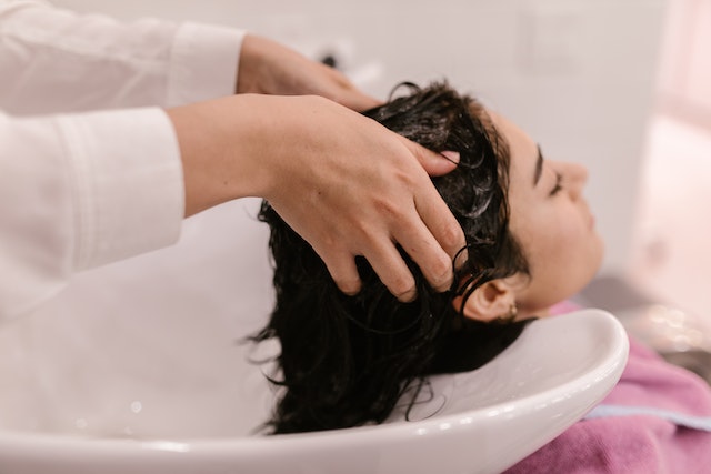 lavando cabello de una chica