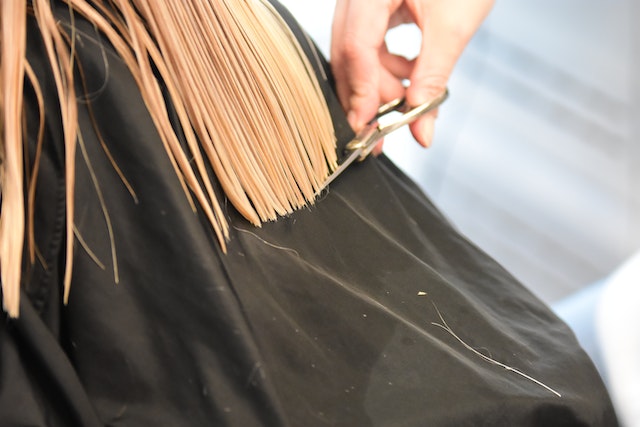 cortando cabello de chica